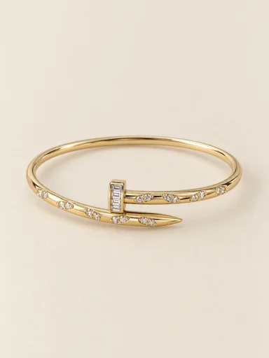 Bracelete dourado em forma de prego em fundo bege