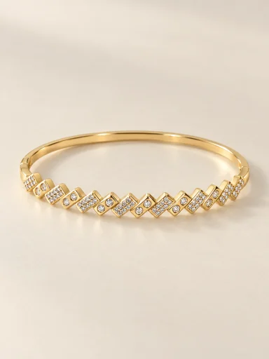 Bracelete geométrico em fundo bege