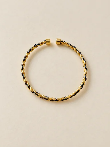 Pulseira infantil trançada em fundo bege
