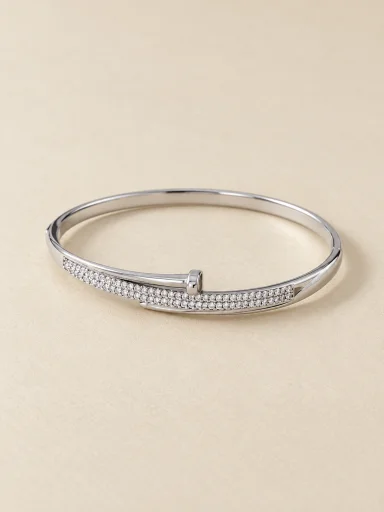 Pulseira prateada com faixa de pedras — foto em fundo bege