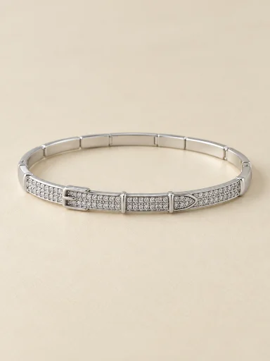 Pulseira prateada com pedras claras — foto em fundo bege