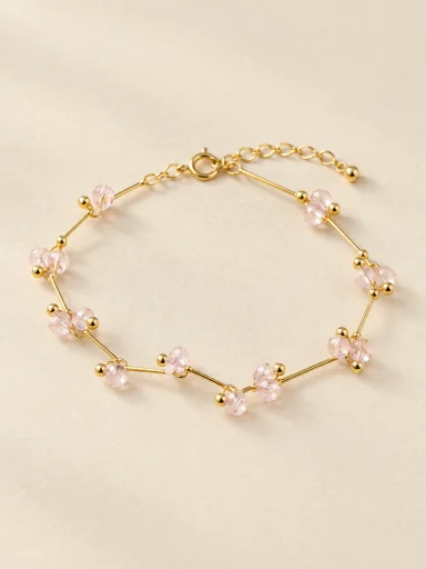 Pulseira com pequenas flores rosas — foto em fundo bege