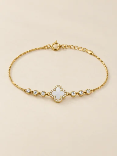 Pulseira com trevo branco — foto em fundo bege