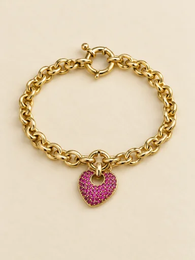 Pulseira com coração rosa — foto em fundo bege